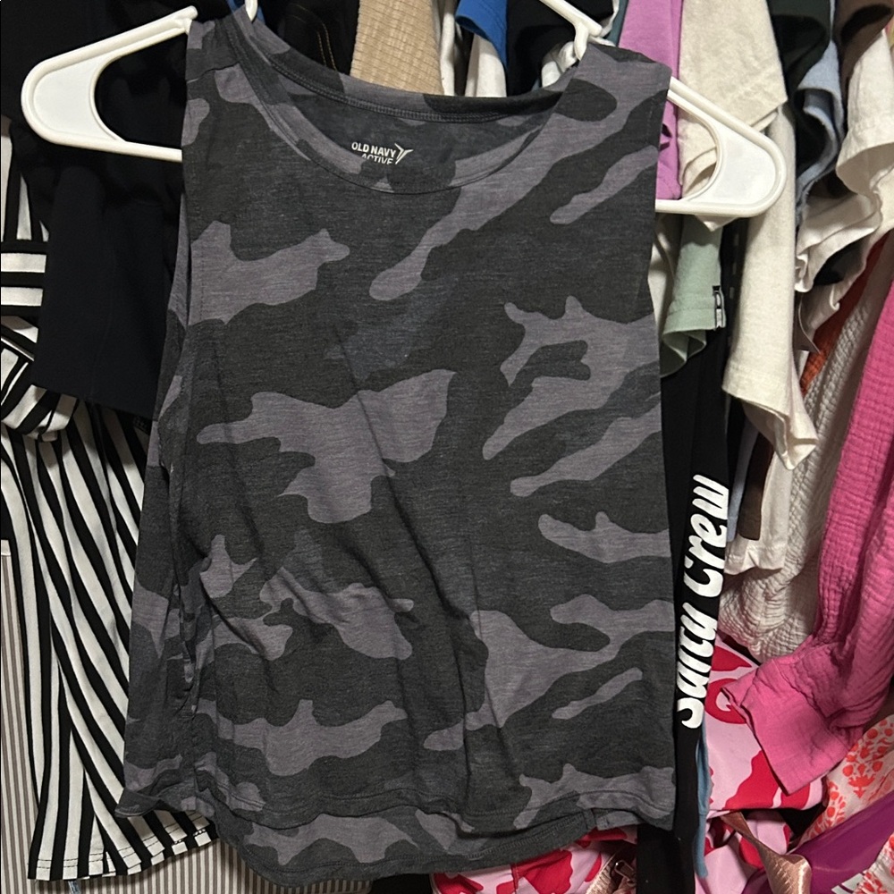 Old Navy Women's Gray Camo Tank Top